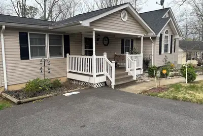 Image de Charming 3br - 2ba Comfy Home Near Beach, fun & relaxation-Perfect Getaway Spot!