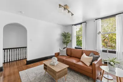 Image de New! Designer 2 bedroom apt w/ king bed, 65\" Tv, fenced yard & WiFi - pets <3
