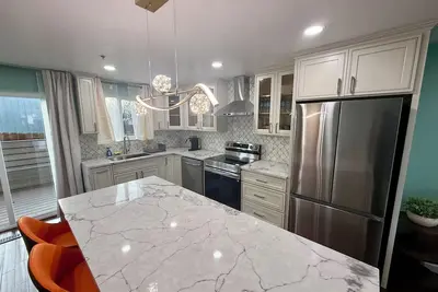 Image de Charming 2-bedroom house + WiFi, workspace, outdoor deck, fitness area in Albany