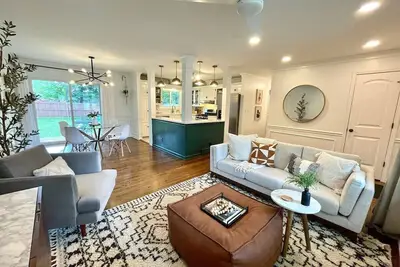 Image de Hidden Gem in Skc - Firepit, Garage, Spa-like Bath