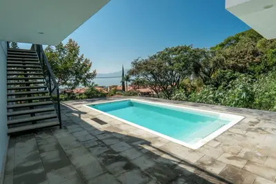 Nice little house with lake view, shared pool, in an Aaa neighborhood.