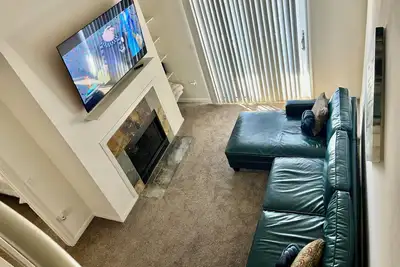 Image de Mid-Town Loft Experience Urban Living at Its Finest