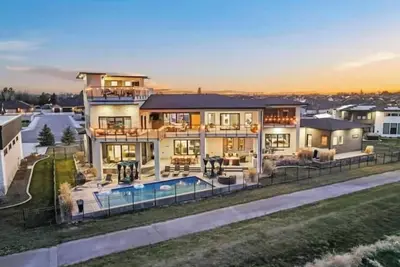 Image de 6k Sqft Lux |Heated Pool|Hot Tub |Sauna |Speakeasy