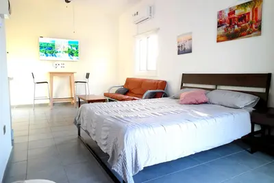 Image de Modern & Spacious Larnaca Beach Studio 100m to Finikoudes Main Beach & Promenade