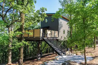 Image de The Trumpeter Treehouse at In the Trees Resort