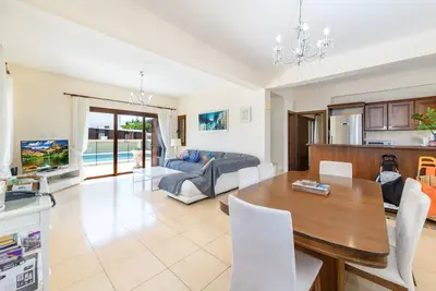 Image de A 4 bedroom villa in 900m2 plot in the heart of Protaras