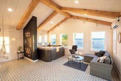 Image de Grand chalet rénové sur bord de mer