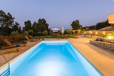 Image de 100m to Beach / Private Heated Pool / Family-Friendly Villa / Ping Pong / Bbq