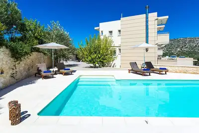 Image de 100m to Loutraki Beach / Private Heated Pool / Ping Pong Table / Bbq Area