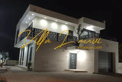 Image de villa sa tri konforne sobe plus veliki grijani bazen. . . . .