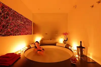 Image de Spacious 4-bedroom apartment huge round jacuzzi, Ac in each room, WiFi, homeCinema