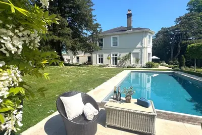 Image de Villa-Prestige-Salle de bain privée extérieure-Vue sur Piscine-Hinton House M. . .