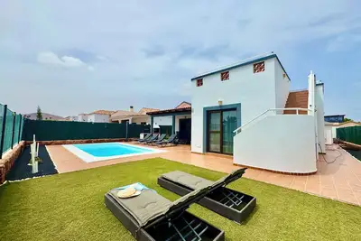 Image de Fabulous 4 bedroom south facing villa, frontline golf course in Caleta de Fuste