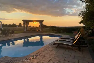 Image de Farm House Oasis: Hot Tub, Ski Trails, sleeps 12