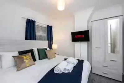 Image de King Beds, Street Parking, Smart Tv's every room!