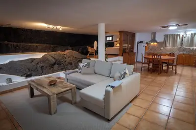 Image de Casa Ico Lanzarote. House on volcanic lava flow in a natural space.