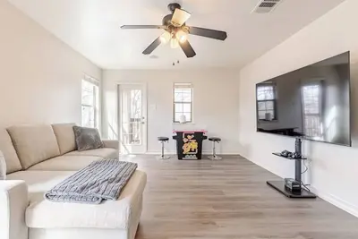 Image de South Austin Hummingbird Hideout: Cozy and Connected with Games & Entertainment