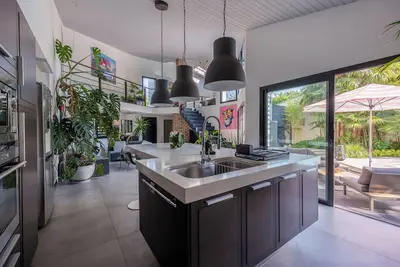 Image de maison contemporaine 180 M2 avec piscine et jacuzzi ambiance tropique