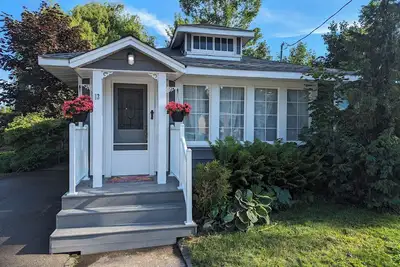 Image de Enjoy this cozy cottage, 10 minutes from Bay Beach in Crystal Beach.