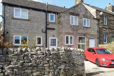 Image de A gorgeous stone cottage with an elevated position giving views of Bakewell from every room.