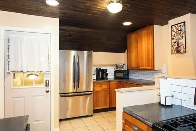 Image de Charming 1-bedroom loft in Burlington with Treetop Views