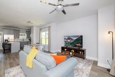 Image de The Birch ~ Modern 3br, Walk to Dt Kannapolis