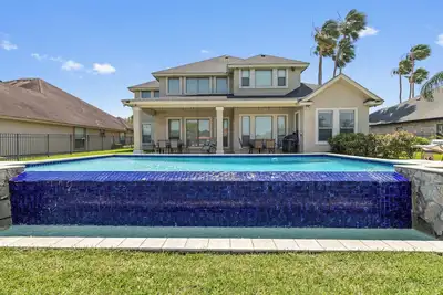 Image de Treasure Hills Poolside Par-  5 bedroom 3. 5bath- Pool overlooking the 14th hole!