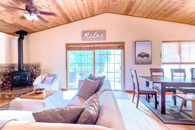 Image de New! Secluded, forest, private hot tub, pets, snow, mountains, skiing, wineries