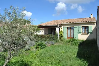 Image de maison de village avec petit jardin