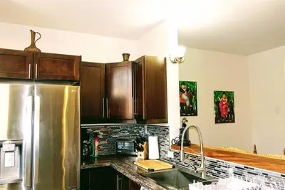 Image de Spacious main floor 2. 5 bdrm suite Kingston UpScale Area Gated Garden Patio