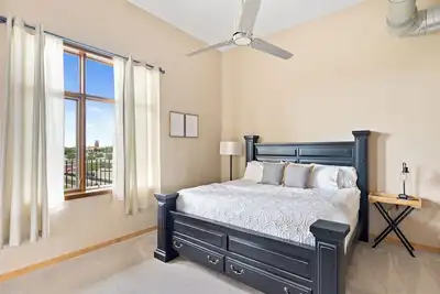 Image de Classy Safe Private Apartment w/Amenities Across f/Jordan Creek Mall w/Elevator