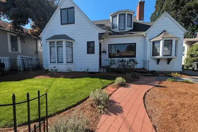 Image de Spacious 4-bedroom house in charming central Salem, 30 day minimum stay.