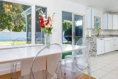 Image de Charming 3-bedroom bungalow with Swimming Pool, Ac, WiFi in adorable Cheshire