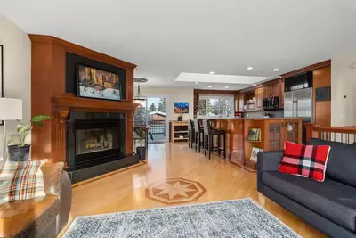 Image de Mountains, river, parks, close to downtown. 5 Bedrooms, 3 Full bathrooms.