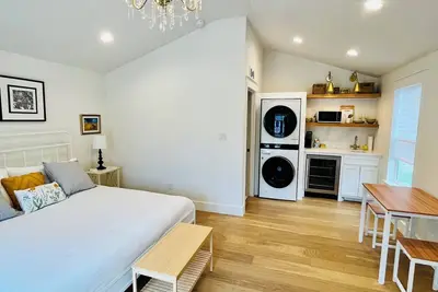 Image de Elizabeth Cottage I - Walk to Square!