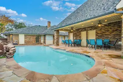 Image de 9 Bedroom Castle with a Pool and Billiards Room