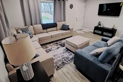 Image de Beautifully remodeled house that sleeps 10 by Lake Erie Fun.