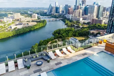 Image de Luxury Rainey St Condo with rooftop pool, Lakeview & Gym