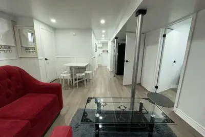 Image de Cozy Basement Retreat -\nFree Parking in Etobicoke