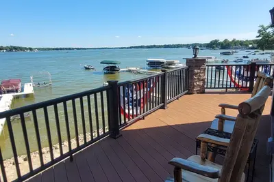 Image de \"The Cedar Lake Escape \" is a lakeside retreat offering 5 bedrooms and 3 baths.