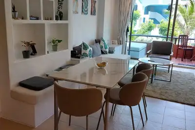 Image de Beautiful Beachfront Condo in Khaotao\n2-Br, WiFi, 55\" Tv New Renovated