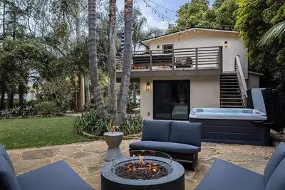 Image de New Remodeled Home 5 Min Walk to Beach in Montecito, Spa, FirePit, Bbq.