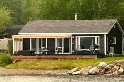 Image de Cozy Lakeside Cottage with hot tub, games room, kayaks and paddle boards.