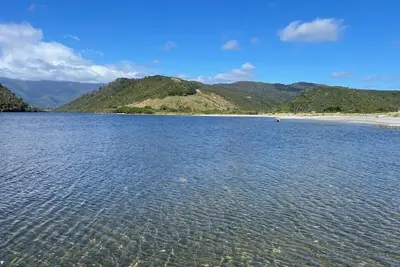 Image de Laid back retreat, footsteps to the sand and river mouth, with stunning scenery.