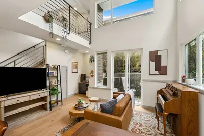 Image de Lake & City View Modern Retreat w Ac