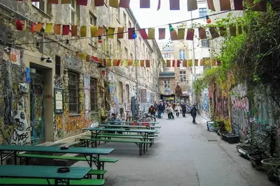 Image de Stylish Urban Living in Berlin’s Trendy Mitte District