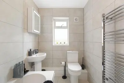 Image de Sleek Reading Apartment Near Town Centre - Stylish Stay for Work or Leisure