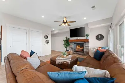 Image de Modern Retreat wHot Tub, Arcade & Stunning Views!