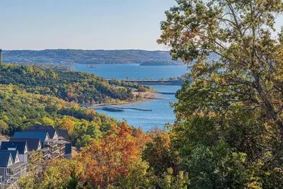 Image de Cozy Table Rock Lake Home w Hot Tub & Game Room