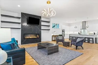 Image de Charlotte's Modern Luxe Home - Your Stylish Haven